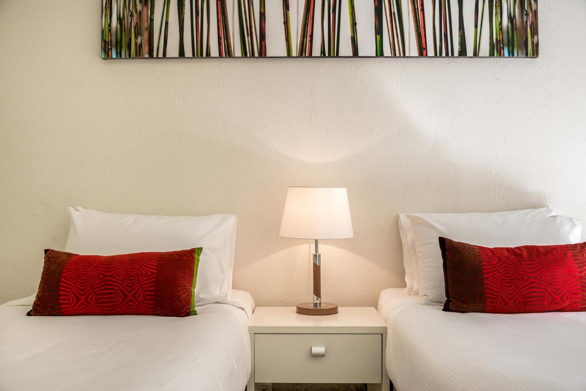 Bayview Beachfront Apartments, In Town Right On The Beach Byron Bay Exterior foto